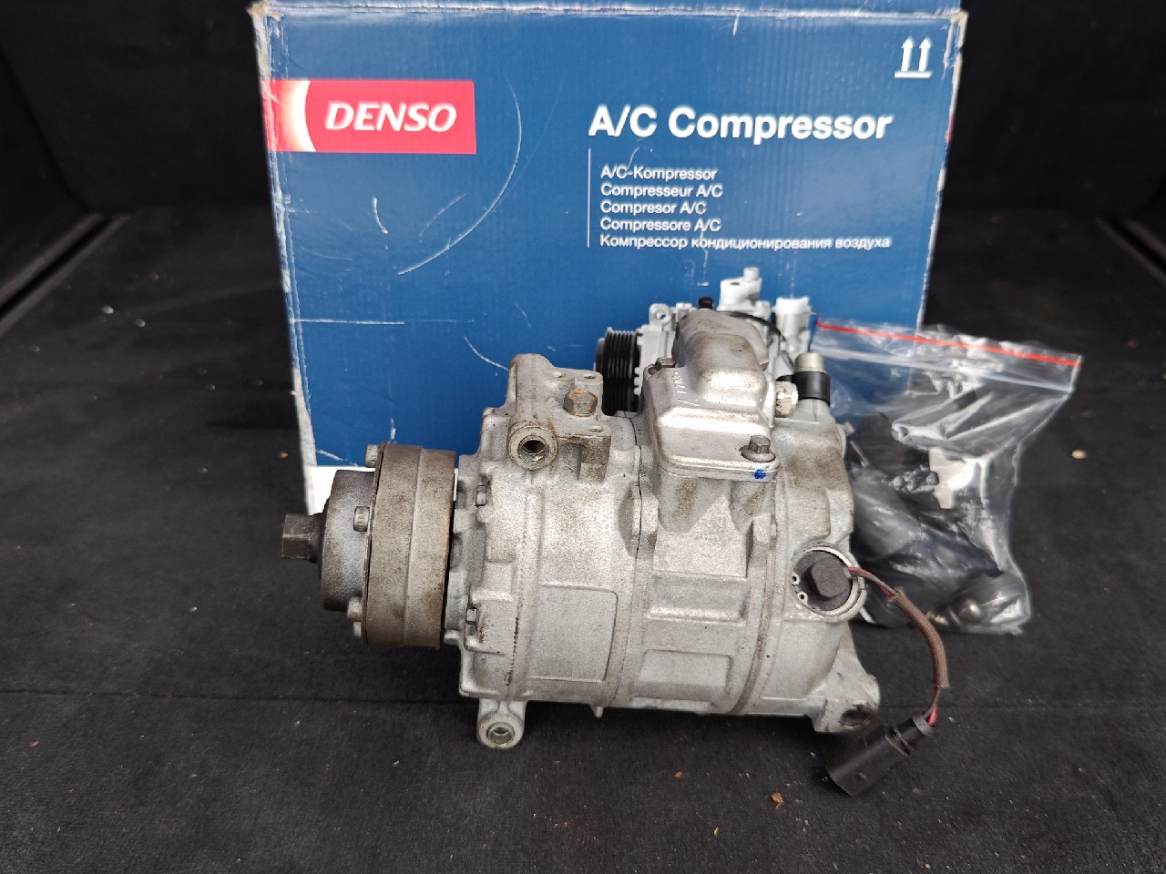 КОМПРЕСОР КОНДИЦІОНЕРА AUDI A6 C6 - 4F0 260 805L DENSO 