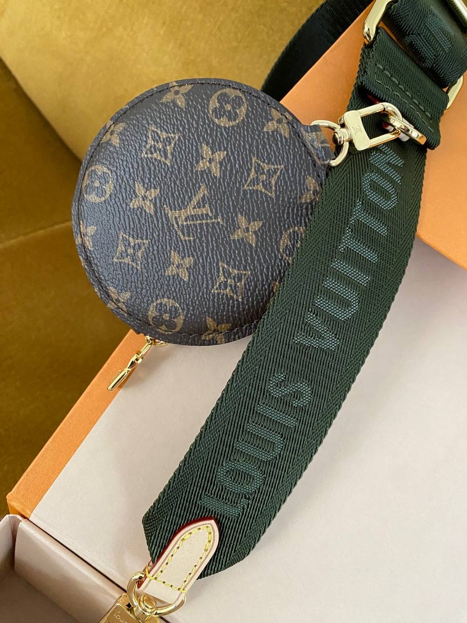 Ta torebka z Sinsay wpisuje się w styl Louis Vuitton. Wygląda jak multi  pochette, a kosztuje 49 zł