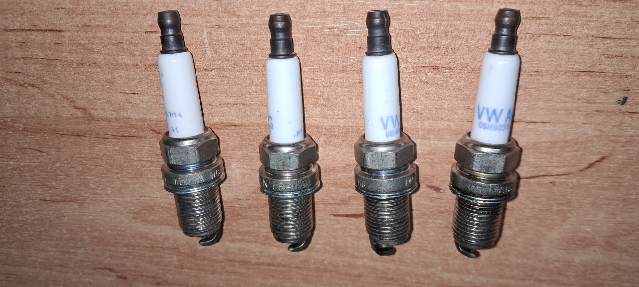 СВІЧКИ ЗАПАЛЕННЯ ОРИГІНАЛ VW AUDI SKODA SEAT 06H905621 4 ШТУКИ 