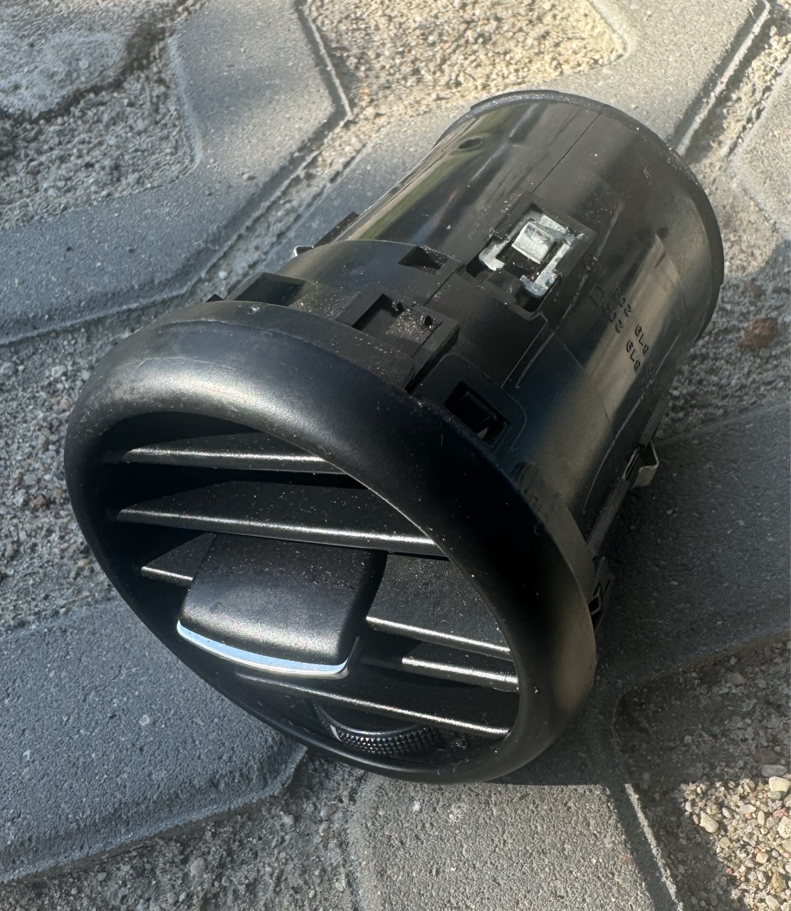 РЕШІТКА ПОВІТРОВОДУ ПРАВА ПЕРЕДНЯ 1P0819203 SEAT LEON 1P1 