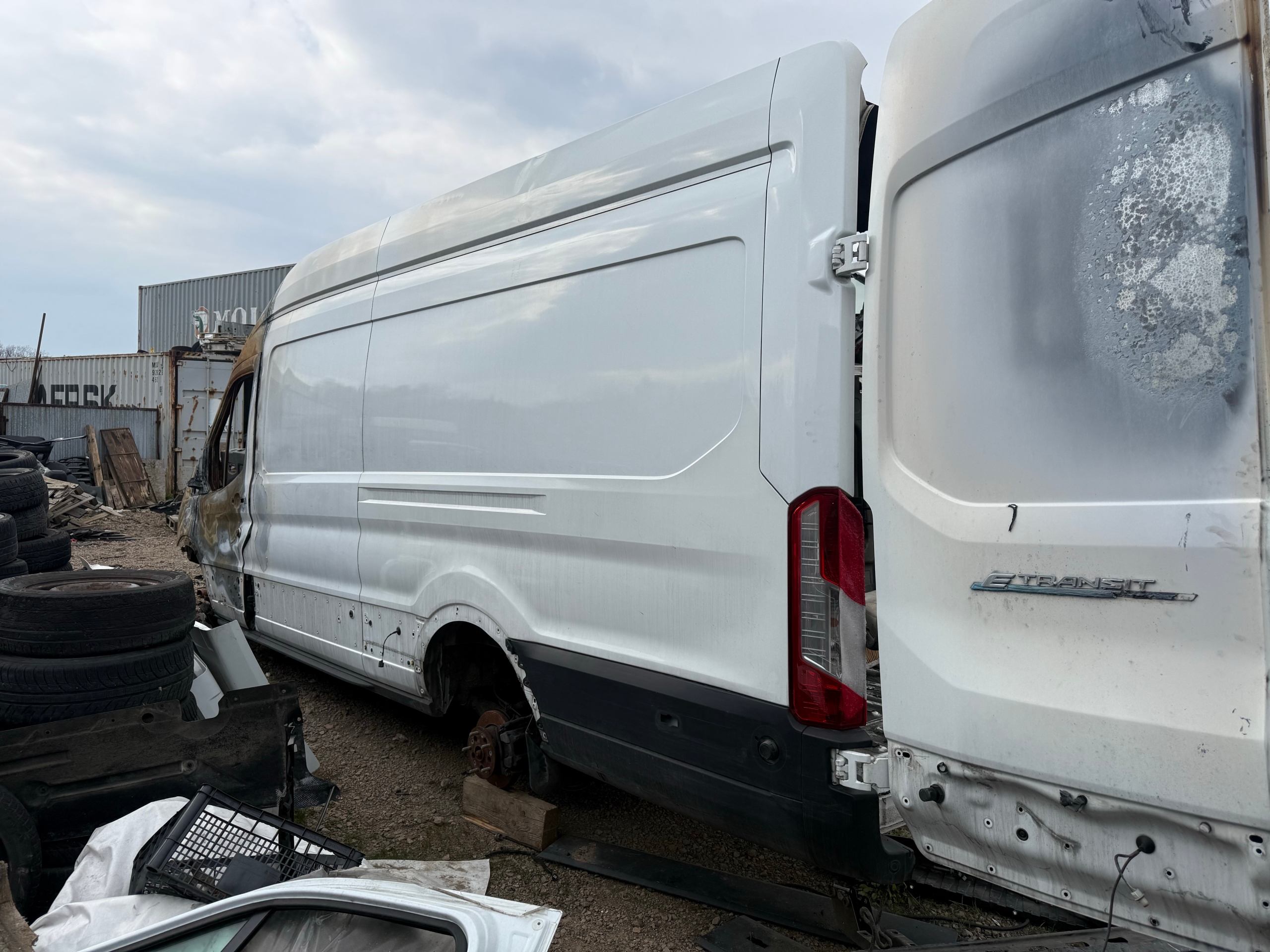 FORD E-TRANSIT L4H3 JUMBO БІК ЛІВИЙ ЗАД ЧЕТВЕРТЬ ОБШИВКА 