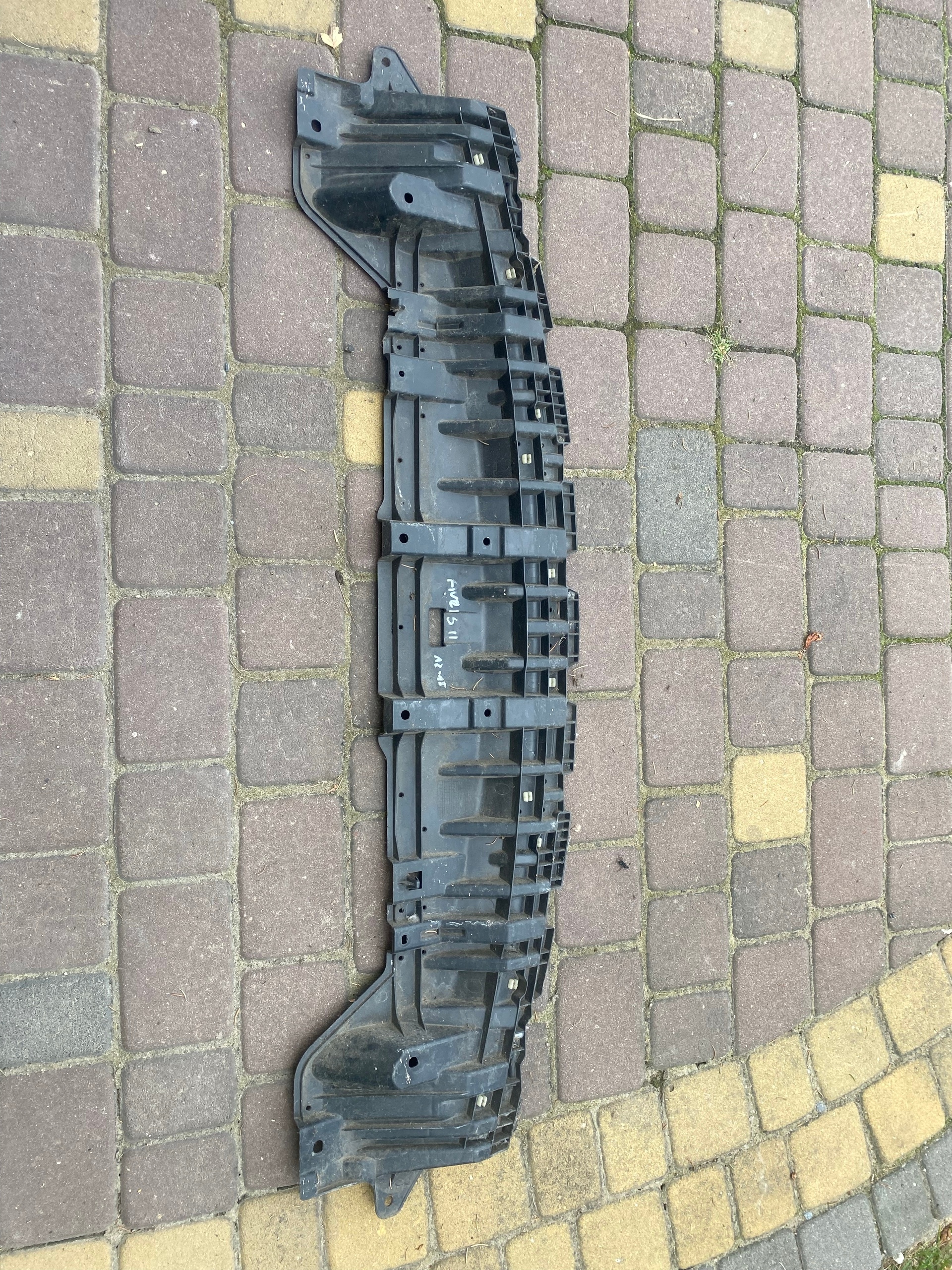 ПЛАСТИНА ПОД БАМПЕР ПЕРЕД TOYOTA AURIS II 5261802040 