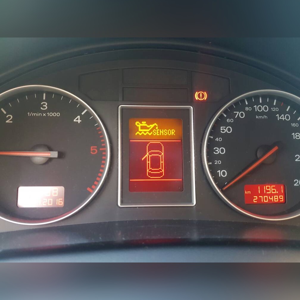 Загорелся датчик уровня масла. Ауди а6 с6 2.4 sensor. Audi a4 b8 красная масленка. Sensor на Audi a4 b6. Сенсор масла Ауди а4.