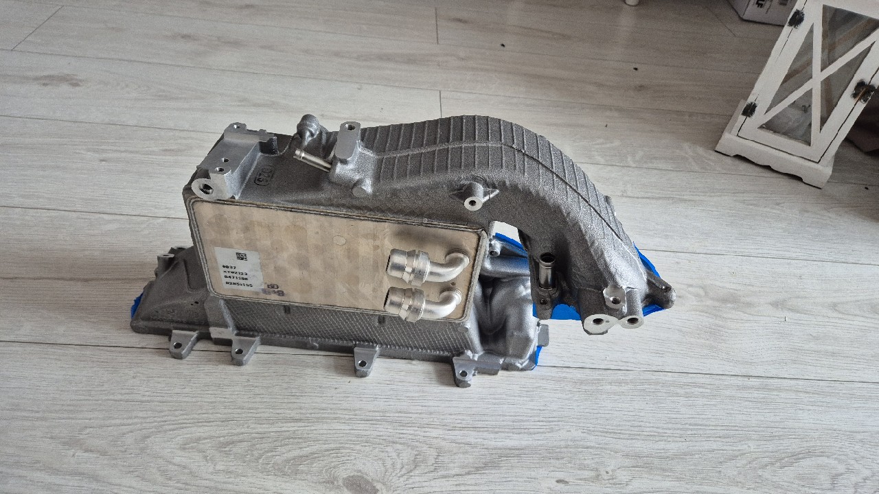 КОЛЕКТОР ВПУСКНИЙ Z INTERCOOLEREM 05L129711S 2.0 TDI VAG НОВИЙ 