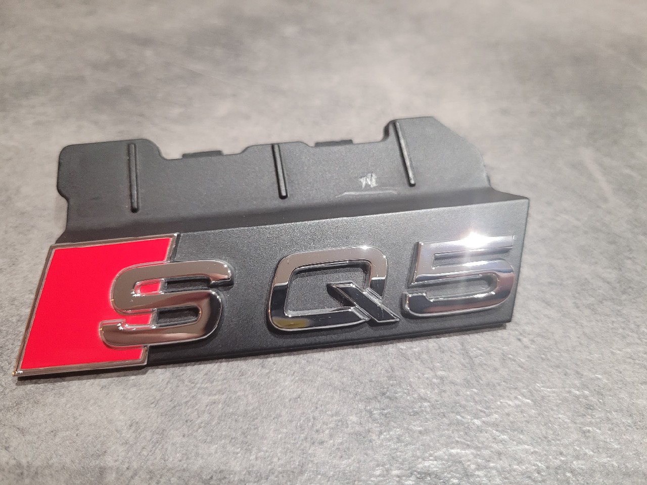ПРОДАМ НОВИЙ ОРИГІНАЛЬНИЙ ЕМБЛЕМА ЗНАЧОК AUDI SQ580A.853.736.E. 