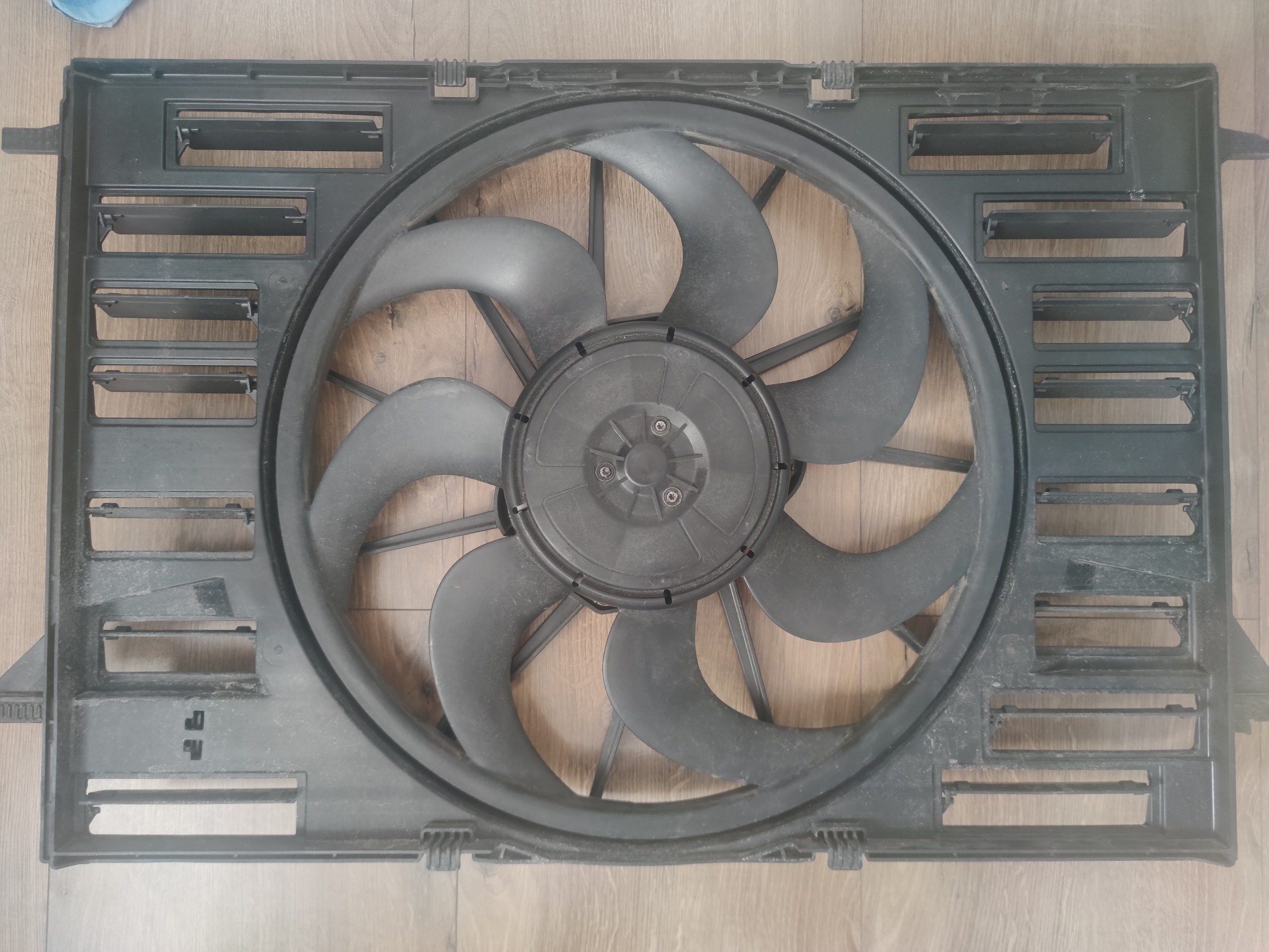 ВЕНТИЛЯТОР РАДІАТОРА NRF 470167 – AUDI A4 B9 / A5 F5 / A6 C8/ VW TOUAREG 