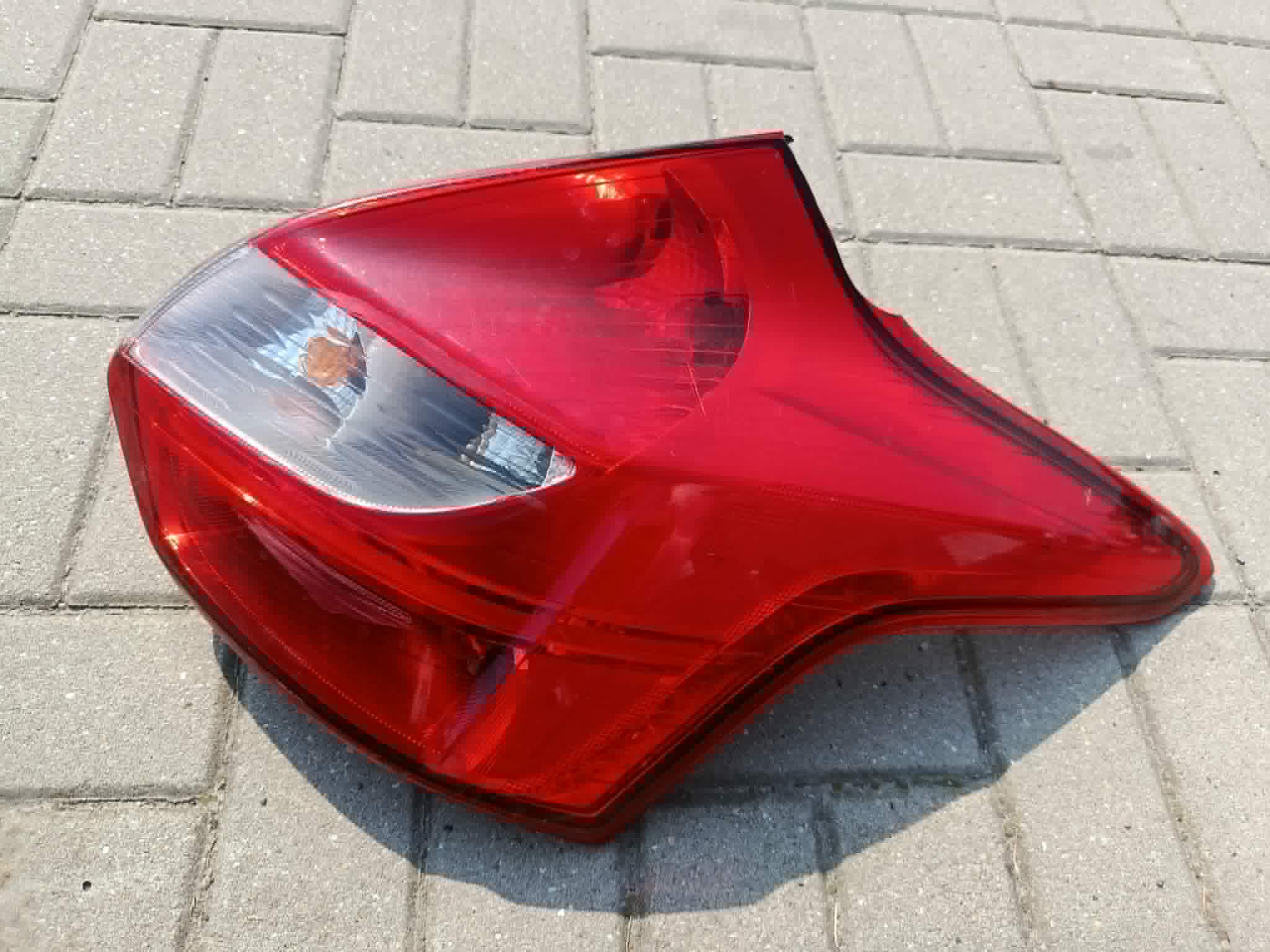 ПРАВА ЗАДНЯ ФАРА ZAROWKOWA BM51-13404 – FORD FOCUS MK3 HACH (USZKODZONA) 