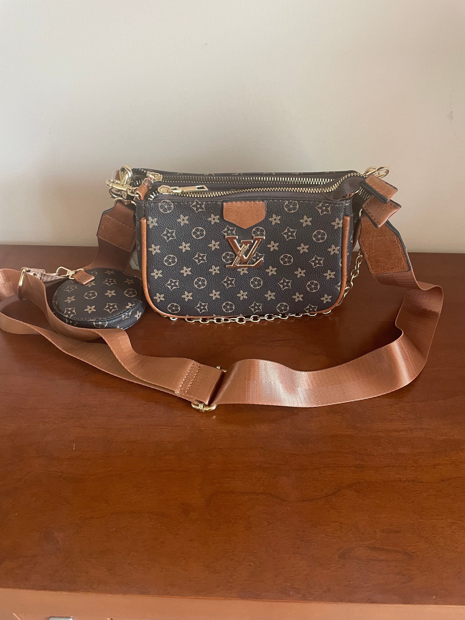 Ta torebka z Sinsay wpisuje się w styl Louis Vuitton. Wygląda jak