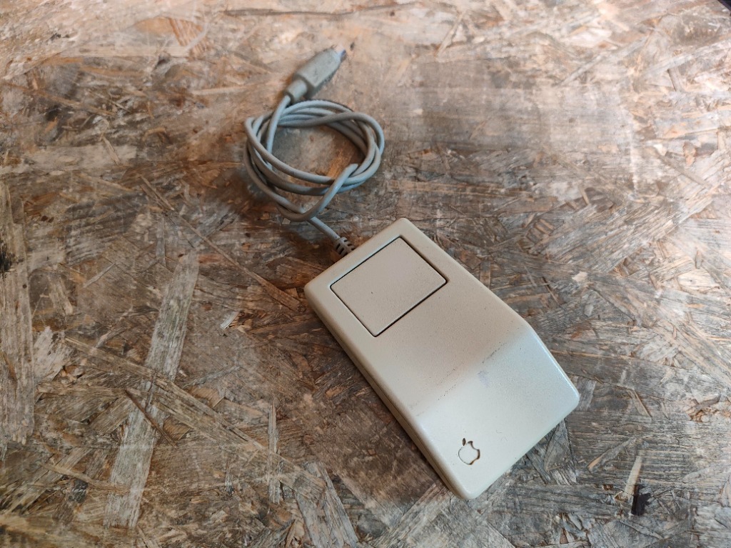 新品 90年代 ビンテージ 初期 Apple アップル コンピューター バッチ ファイル:Apple Museum (Prague) Macintosh 128K (1984) - 1.jpg