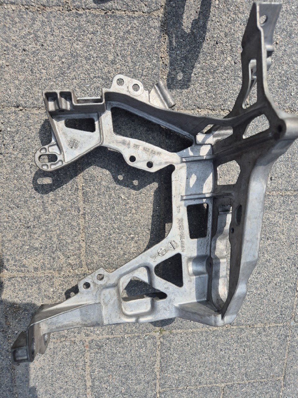 КРІПЛЕННЯ ФАРИ КРОНШТЕЙН MERCEDES W205 A2056221600 , A2056225300 