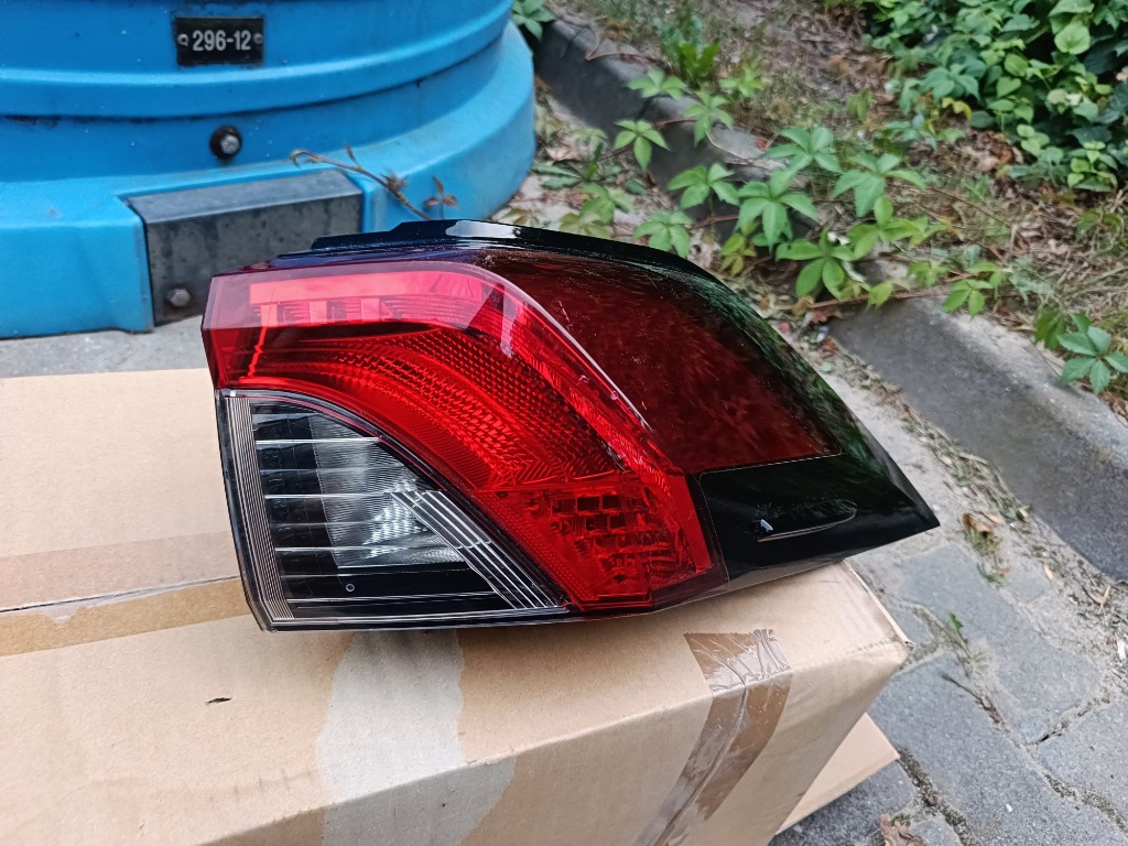 ФАРА ПРАВА ЗАДНЯ ЗАД TOYOTA RAV4 V 81550-42230 A4S181-0000 