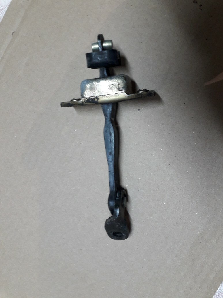 ogranicznik-drzwi-lewych-prz-d-toyota-rav4-i-94-00-miodary-kup