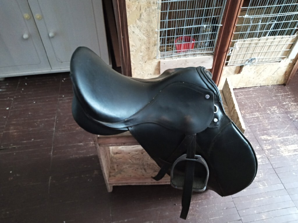 Продам универсальное седло 18C.