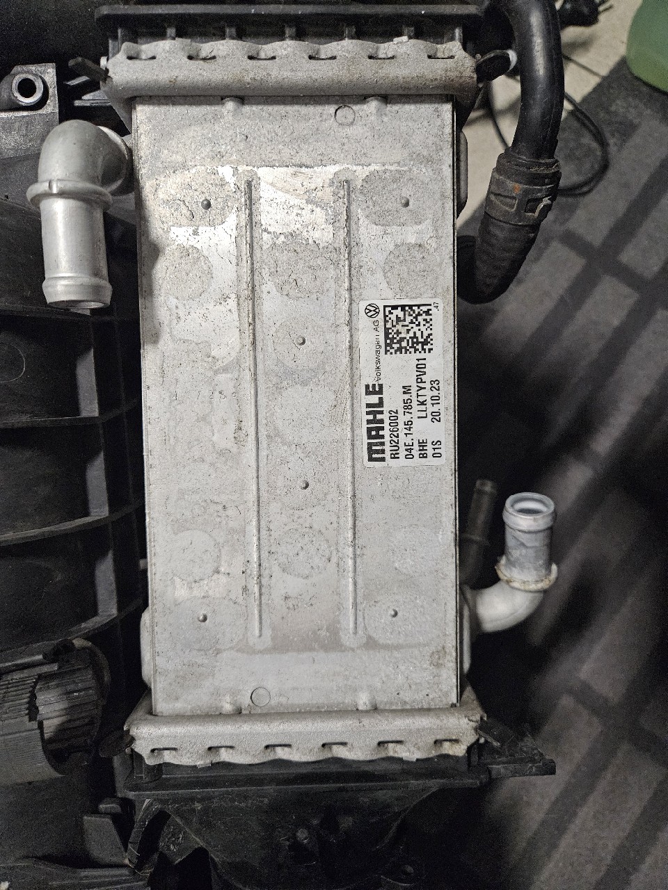 РАДІАТОР ПОВІТРЯ ІНТЕРКУЛЕР 1.5 TSI 04E145785M VW SEAT AUDI SKODA 