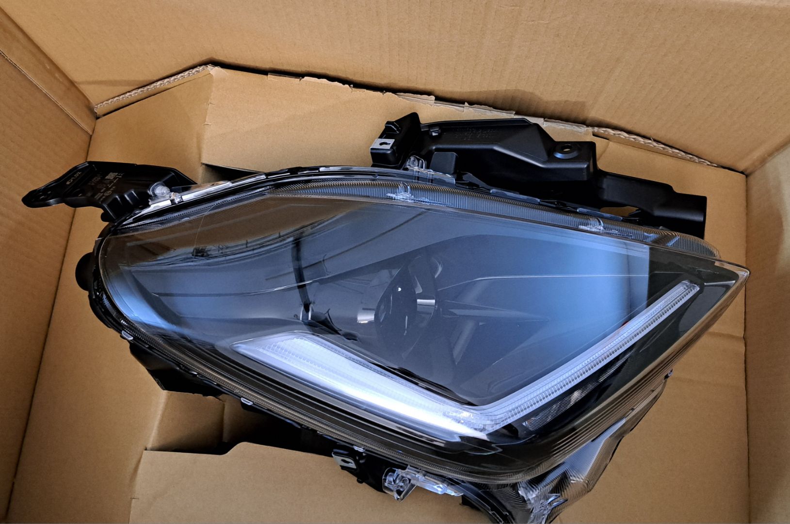 ФАРА ПЕРЕДНЯЯ ПРАВАЯ SUZUKI SWIFT 2023-2026 35100-69T52 