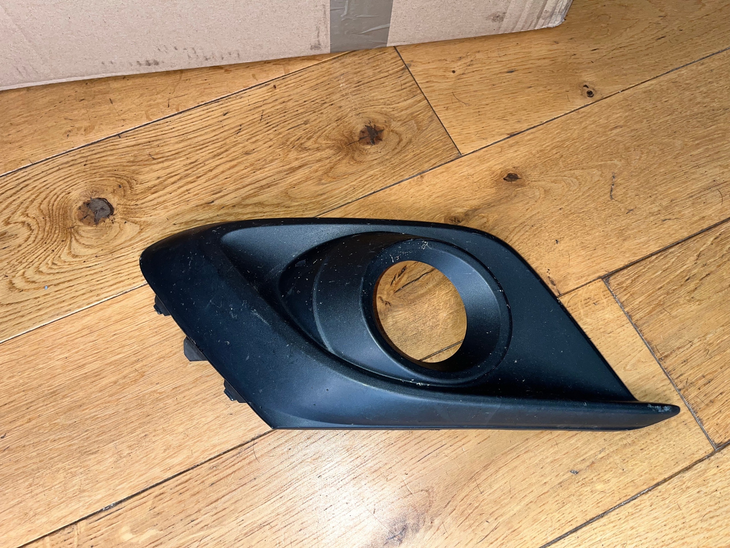 РЕШІТКА БАМПЕРА ЛІВА MAZDA 3 BJS8-50C21 