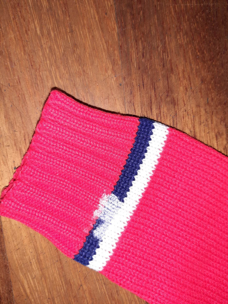 Zdjęcie oferty: Czerwony sweterek rozpinany blezer dla niemowlaka