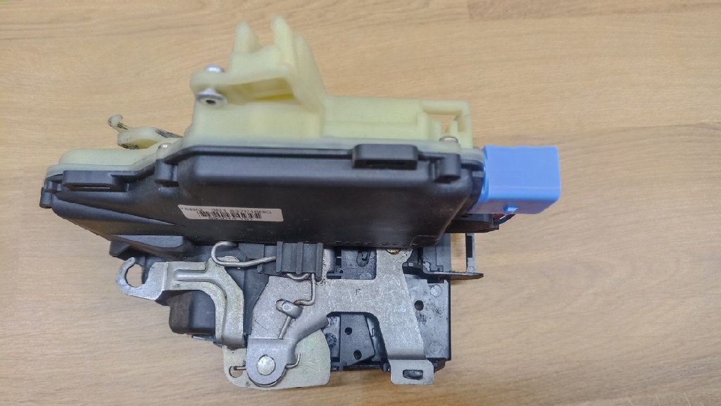 Замок двери правый перед volkswagen polo 9n 5d 2006