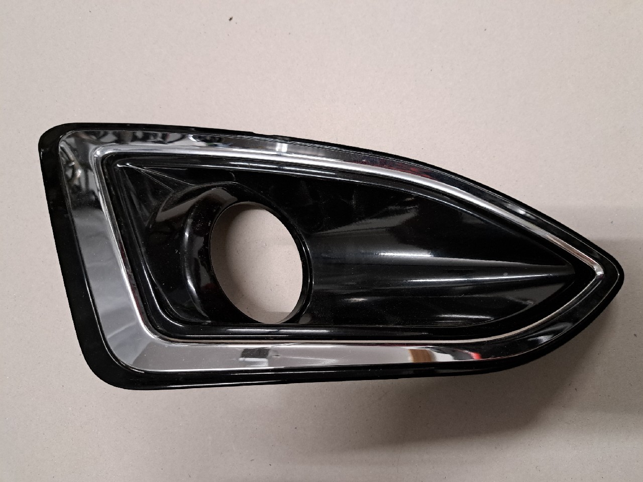 РАМКА ГАЛОГЕНУ FORD EDGE MK2 2015- ПРАВА GT4B-19952-KBW 