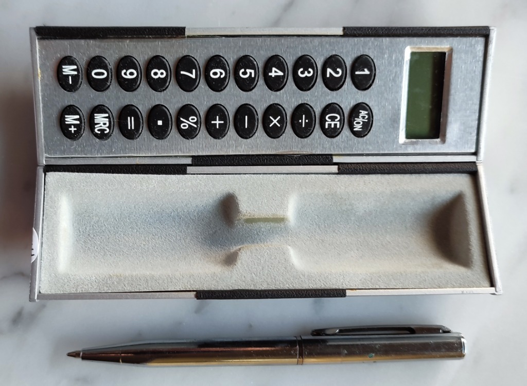 gadżet reklamowy kalkulator z logo CU + długopis Konin Licytacja