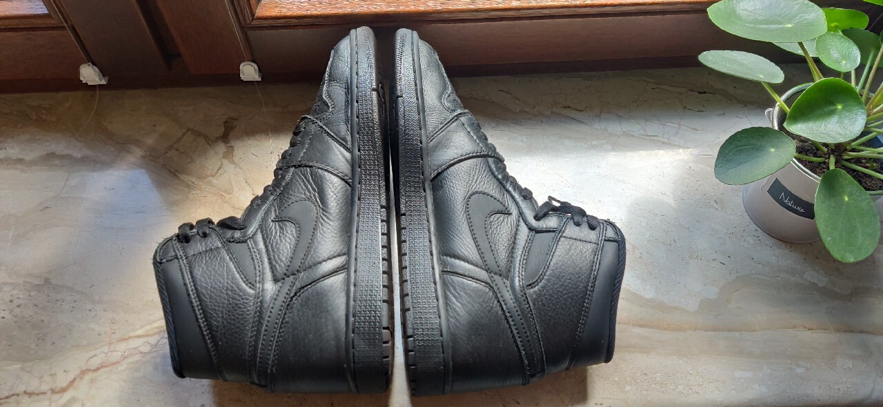 jordan 1 high triple black