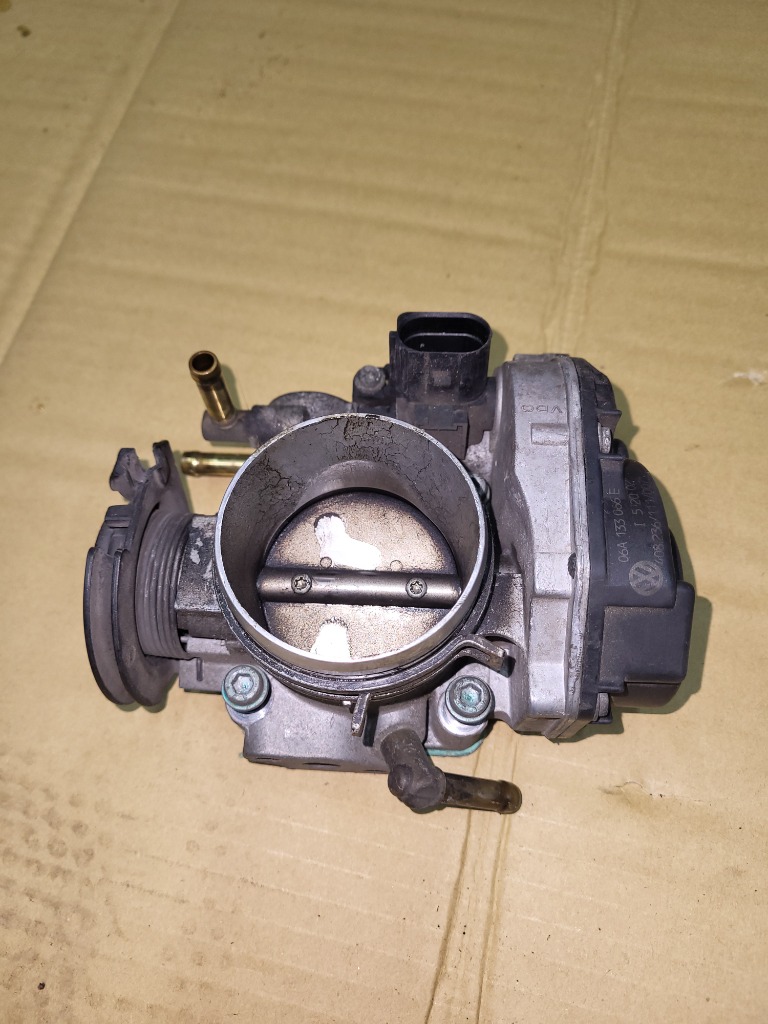 ДРОСЕЛЬНА ЗАСЛІНКА VOLKSWAGEN BORA,GOLF 2.0 8V 06A133066E 