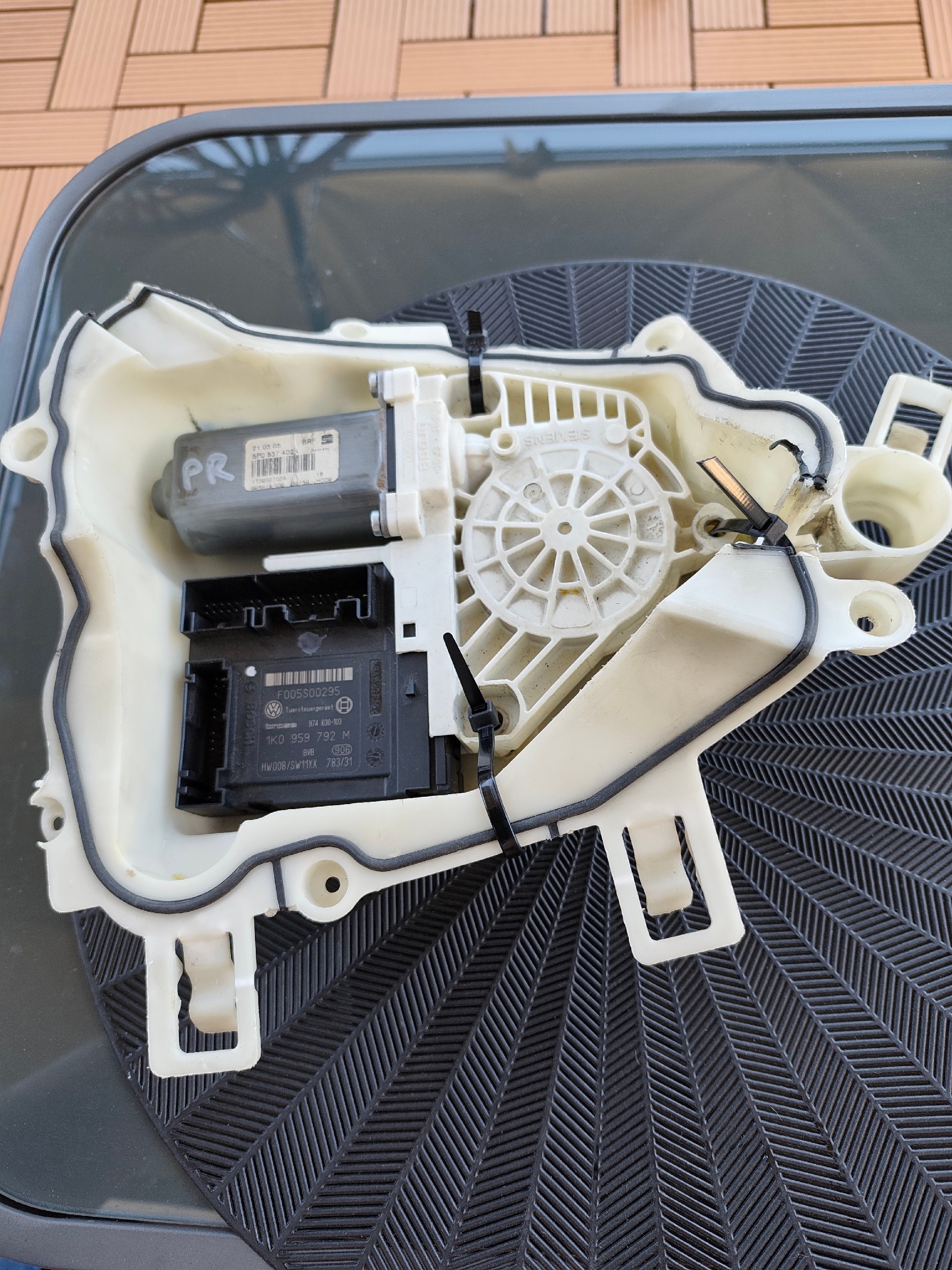 МОТОРЧИК СКЛА ПРАВИЙ ПЕРІД Z MODULEM SEAT TOLEDO 3 ALTEA 1K0959792M 
