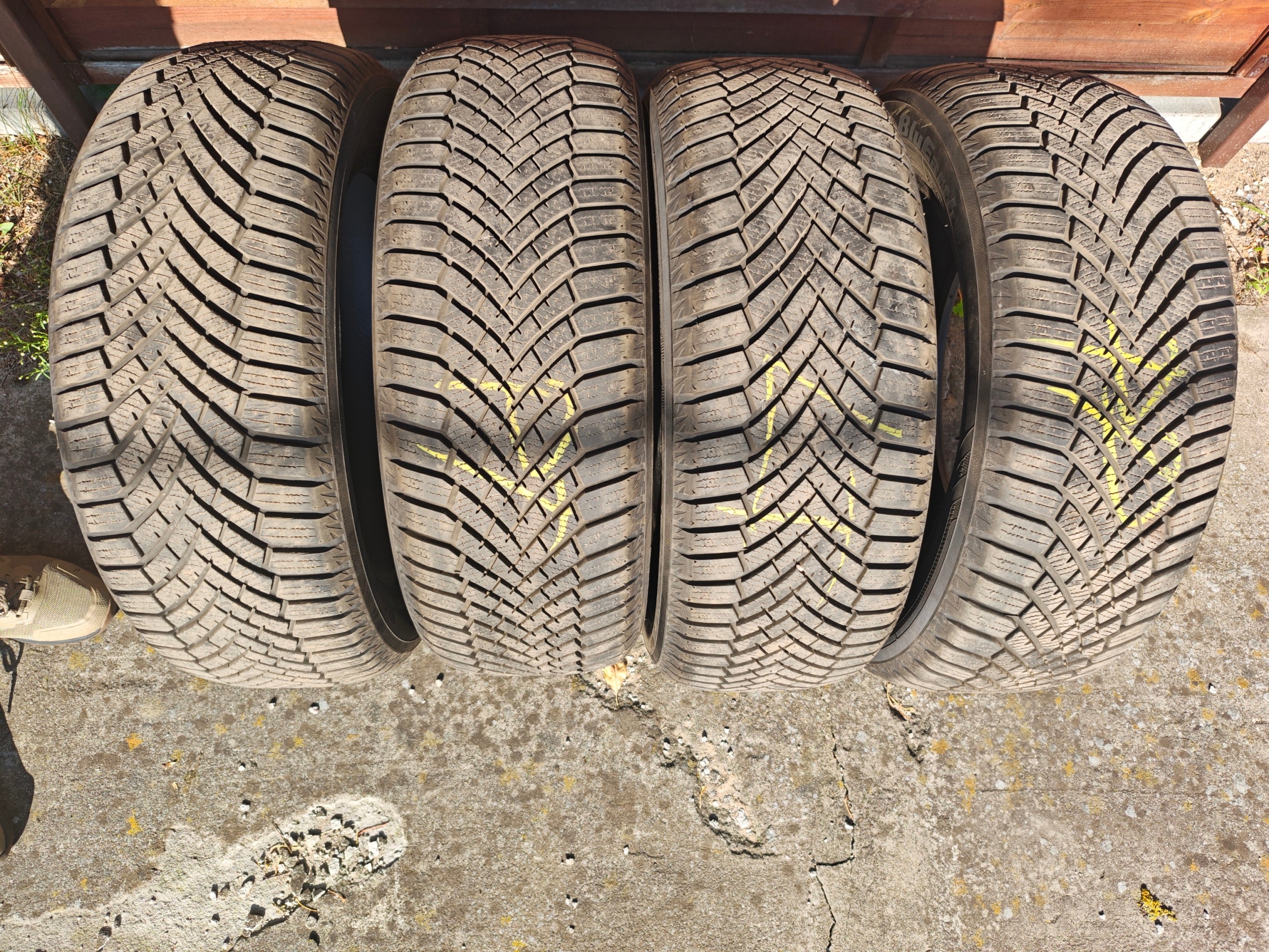 ШИНИ ЗИМОВІ YOKOHAMA BLUEARTH WINTER V906 205/55R16 