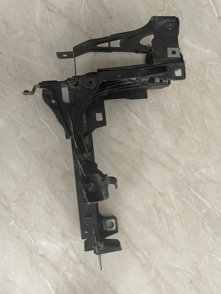 BMW OE 51647211519 КРІПЛЕННЯ ФАРИ ЛІВИЙ F12 F13 