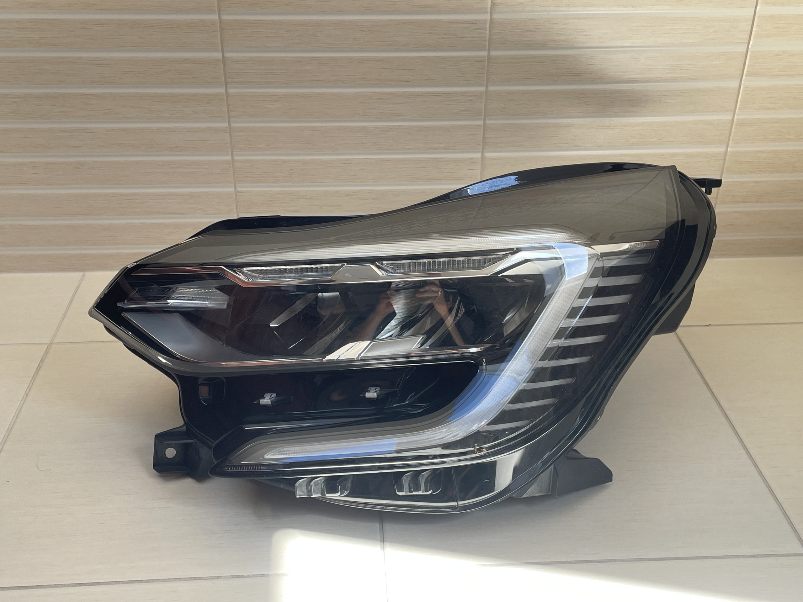 RENAULT CAPTUR || ЛІВА ФАРА - 260601693R 
