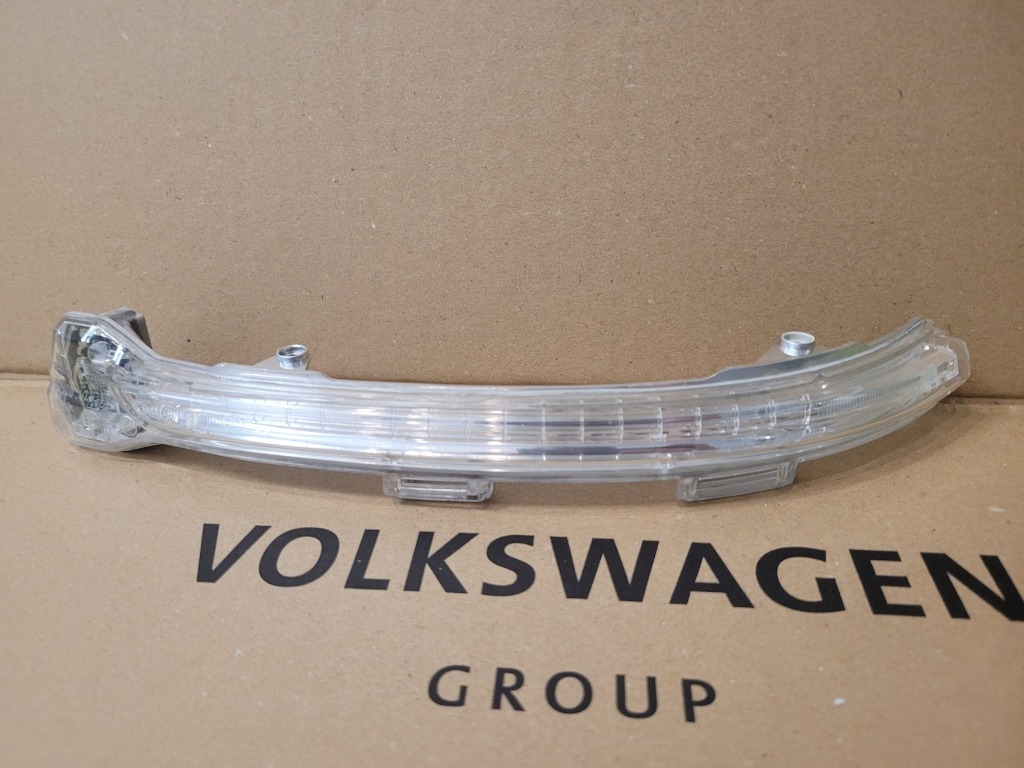 ПОВОРОТНИК ДЗЕРКАЛА ПРАВИЙ 5G0949102 VW GOLF VII 