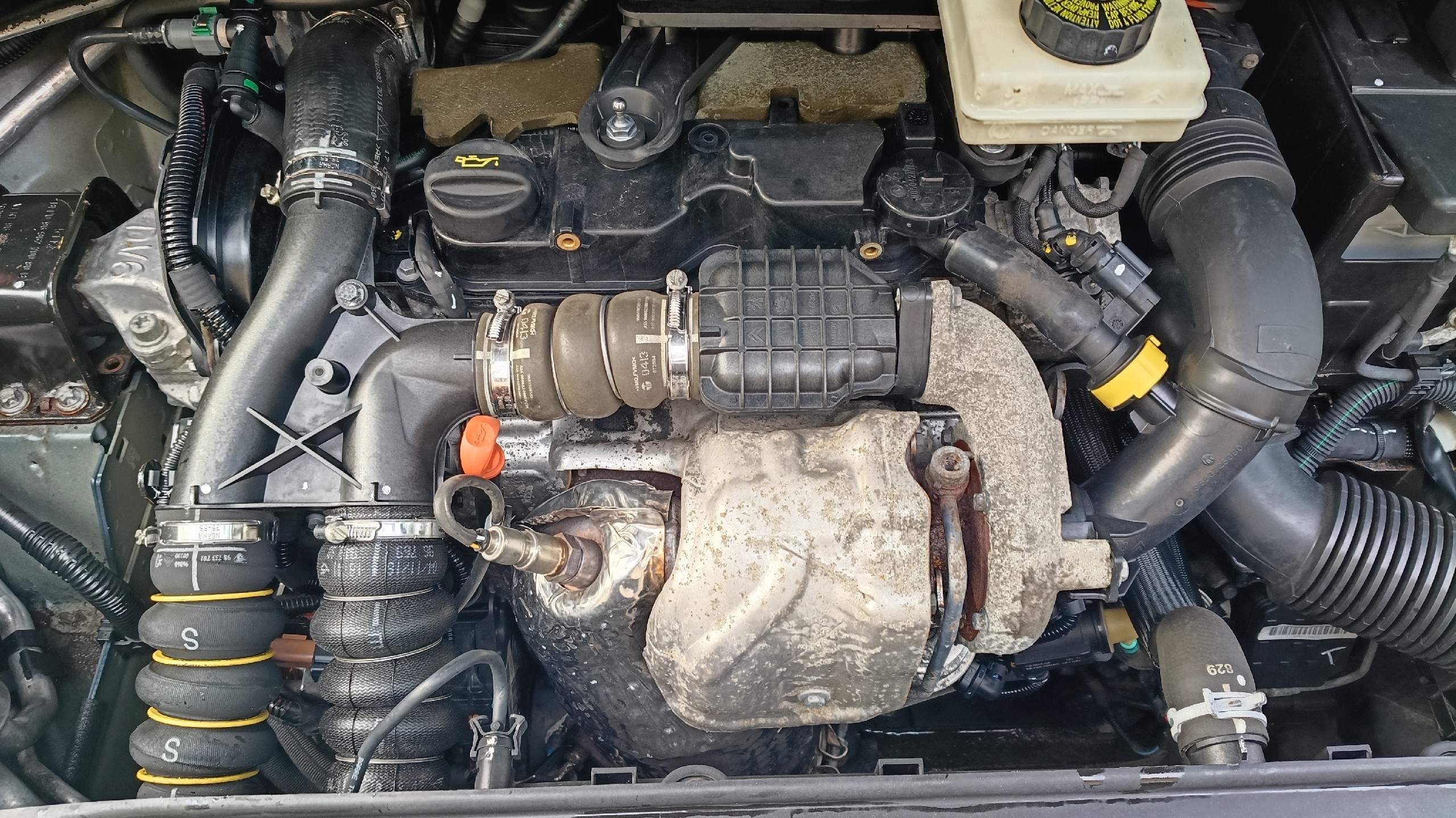 ДВИГУН 1.6 E-HDI (КОД 9HR / DV6C) CITROEN PEUGEOT FORD VOLVO 195 TYS.KM 