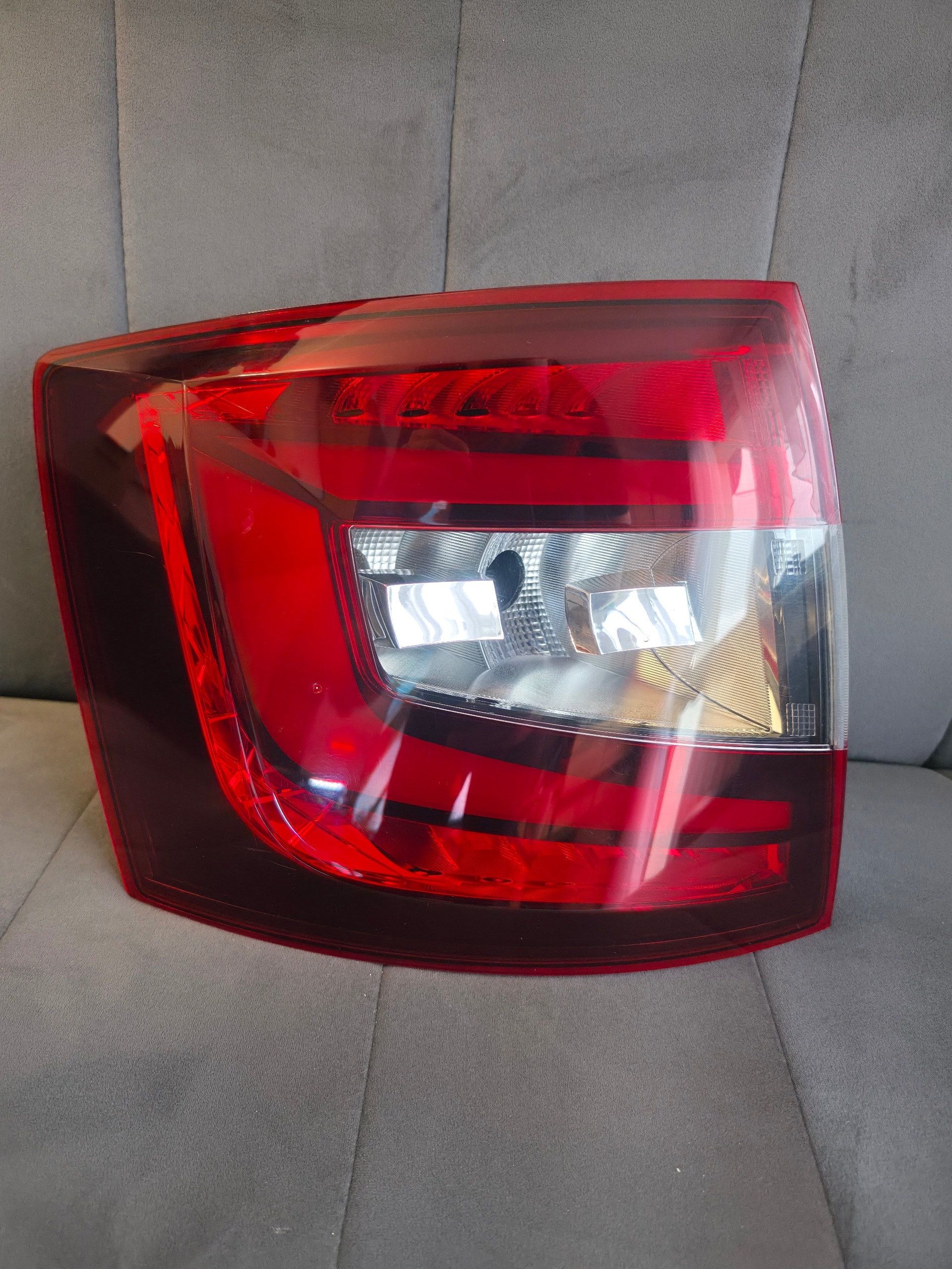 ФАРА ЗАД ЛЕВАЯ SKODA OCTAVIA 3 РЕСТАЙЛ УНИВЕРСАЛ СВЕТОДИОДНЫЕ 5E9945207 