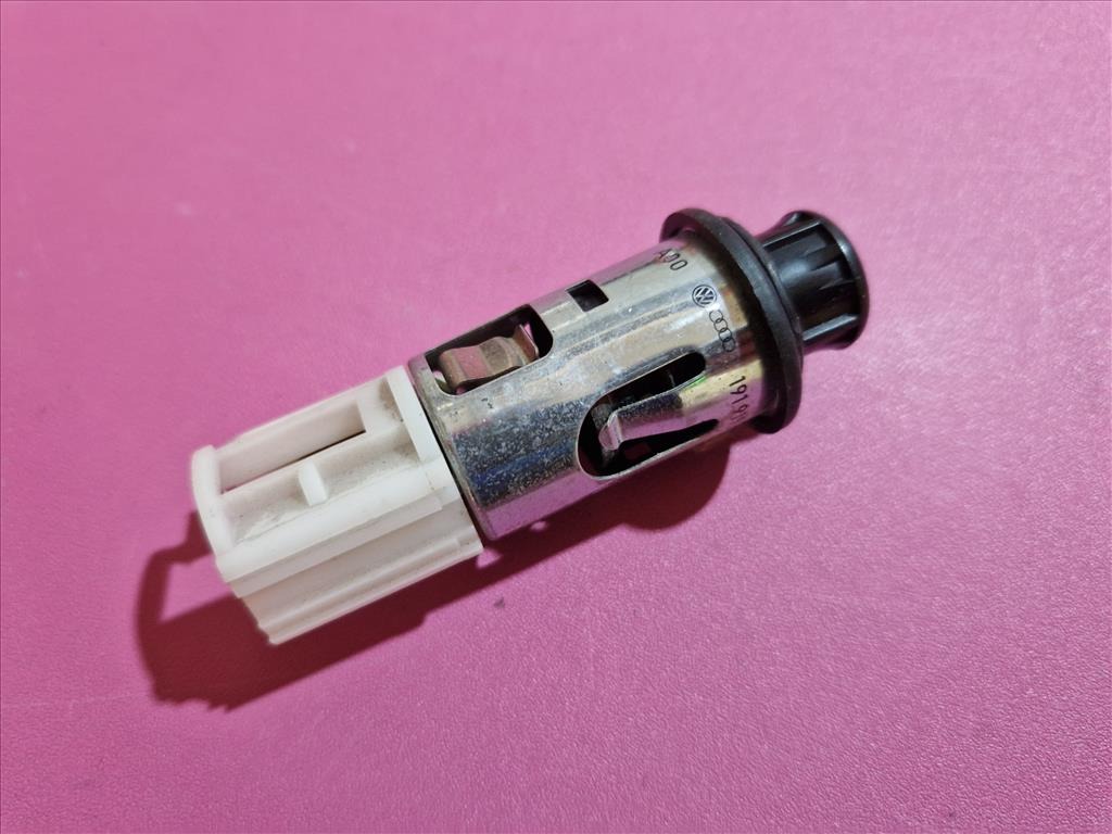 ОРИГІНАЛ ГНІЗДО ПРИКУРЮВАЧ 12V AUDI SEAT VW 191919305B 
