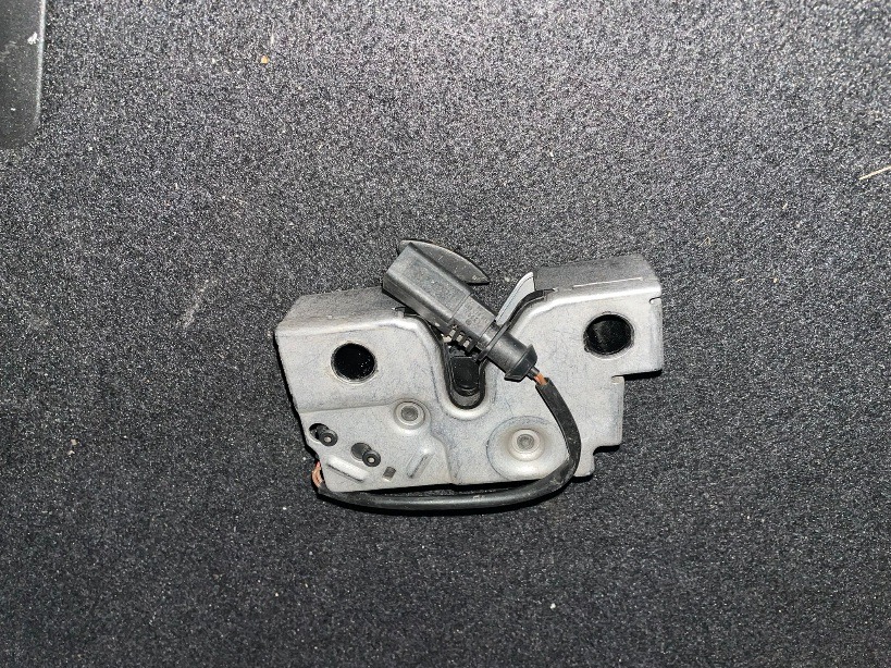 ЗАМОК КАПОТУ SKODA 57B823509 