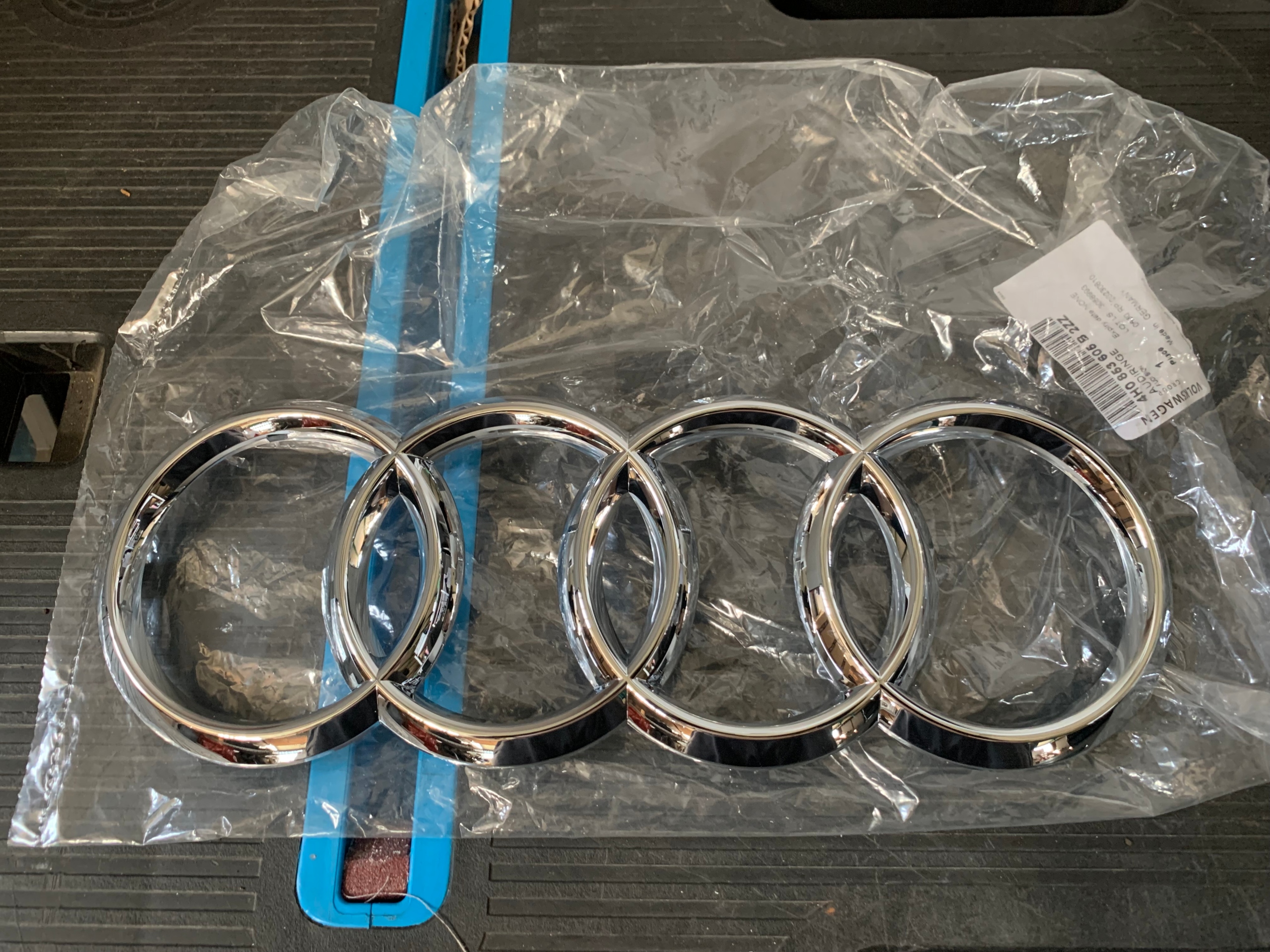 ЕМБЛЕМА AUDI 4H0853605B 4KE853605 BTA581310080 