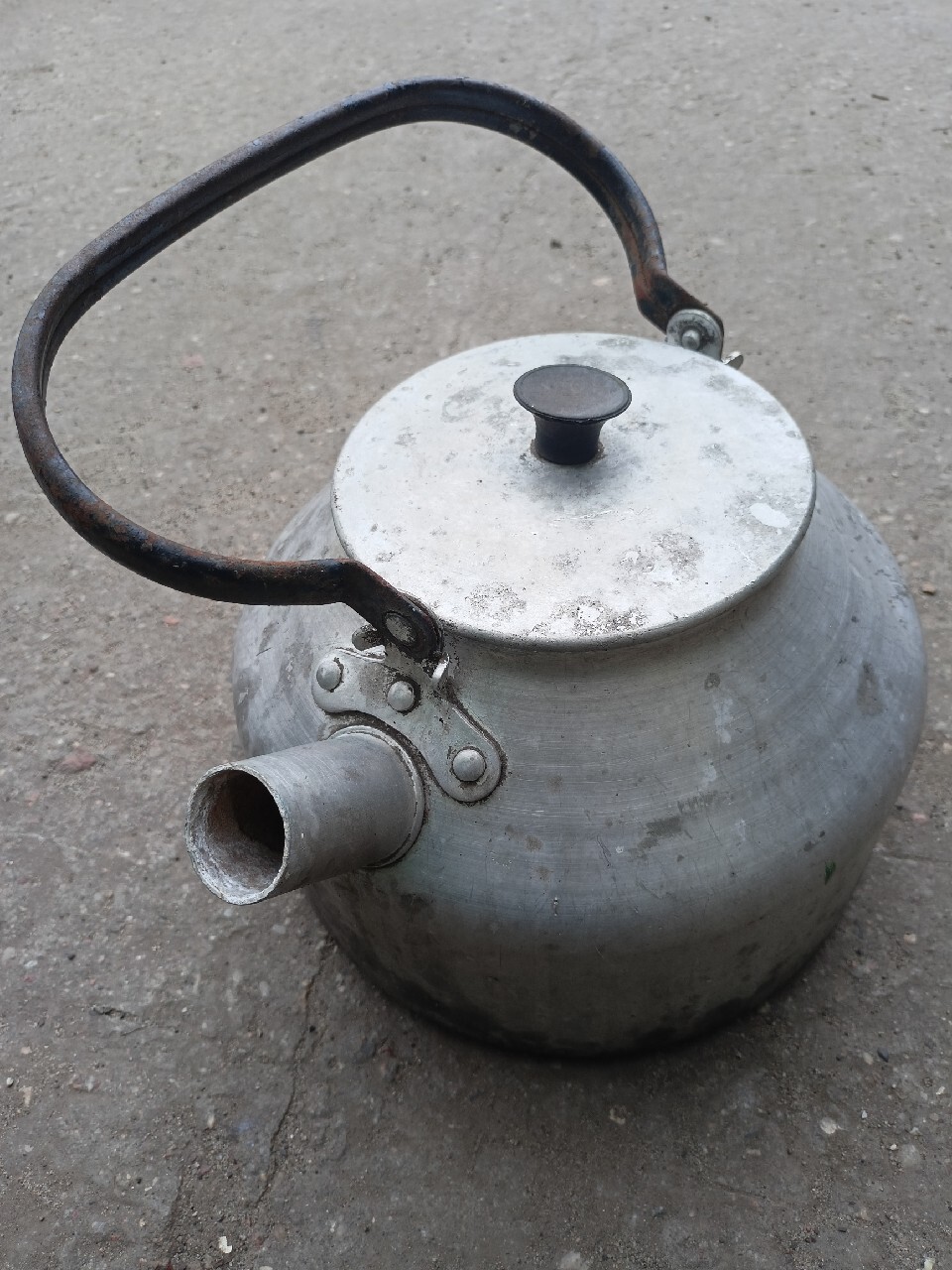stary-aluminiowy-czajnik-prl-ozdoba-trawniki-kup-teraz-na-allegro
