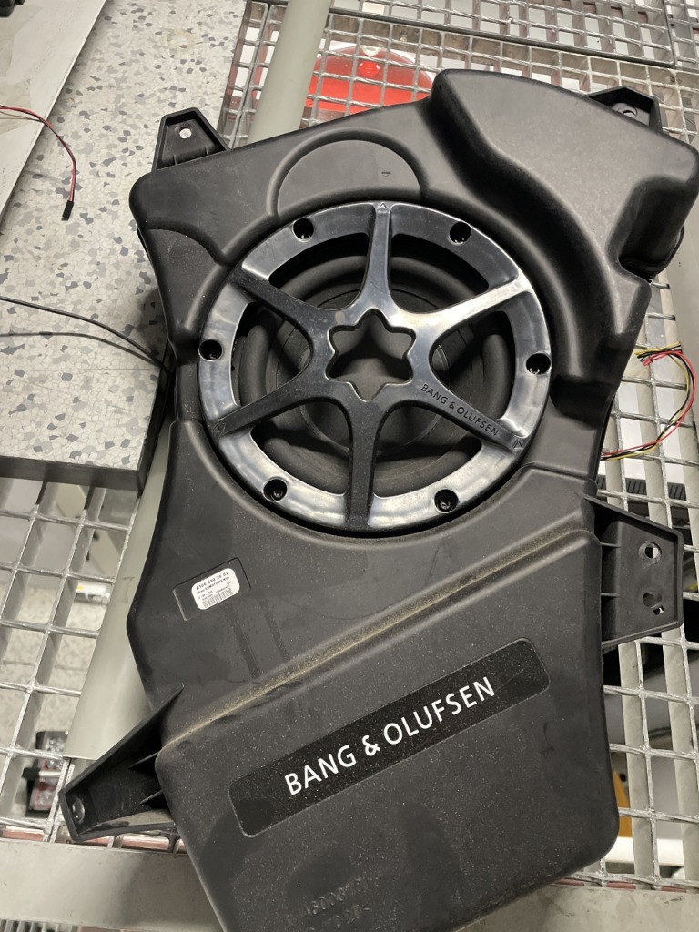 スピーカー・ウーファー Mercedes-Benz Bang & Olufsen Beosound メルセデス・ベンツ B&O スピーカー Beosound A1 2nd Gen