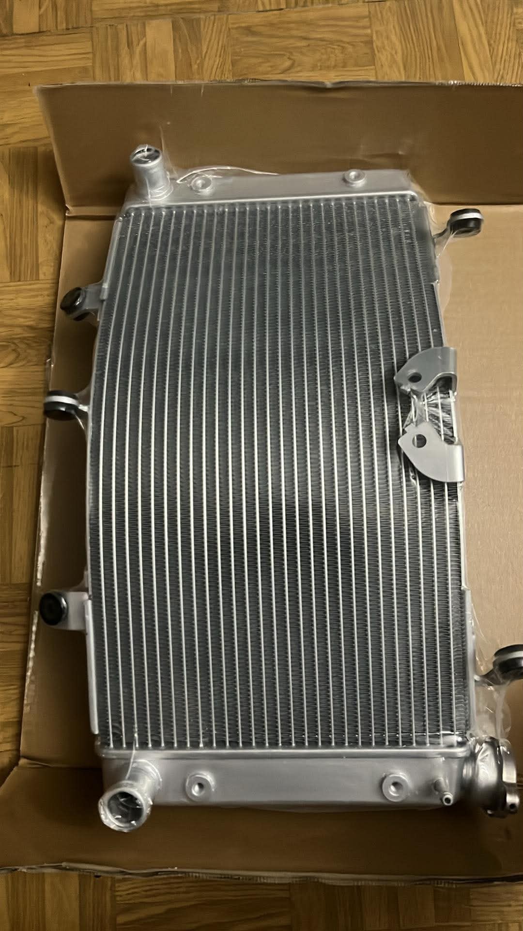 НОВА РАДІАТОР ВОДИ SUZUKI HAYABUSA 1300 GSX1300R 22-24R 17710-10L00 