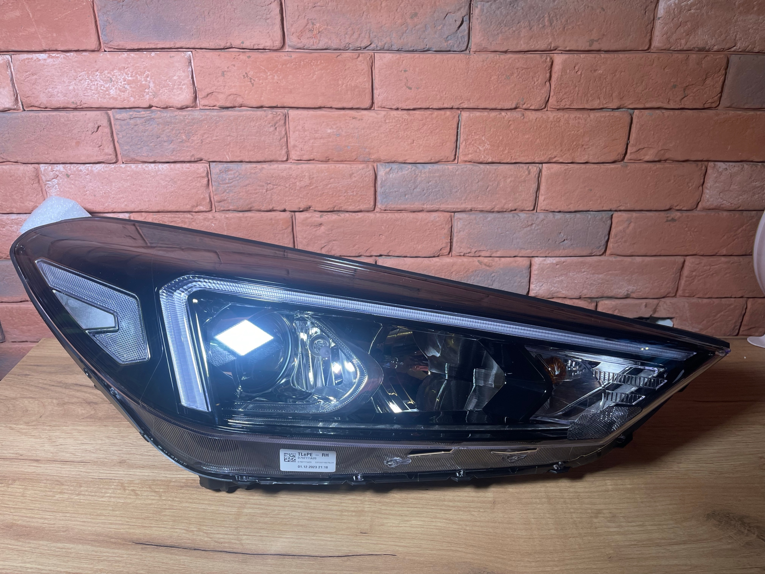 HYUNDAI TUCSON 3 3 ФАРА ПРАВИЙ ПЕРІД 92102D7600 
