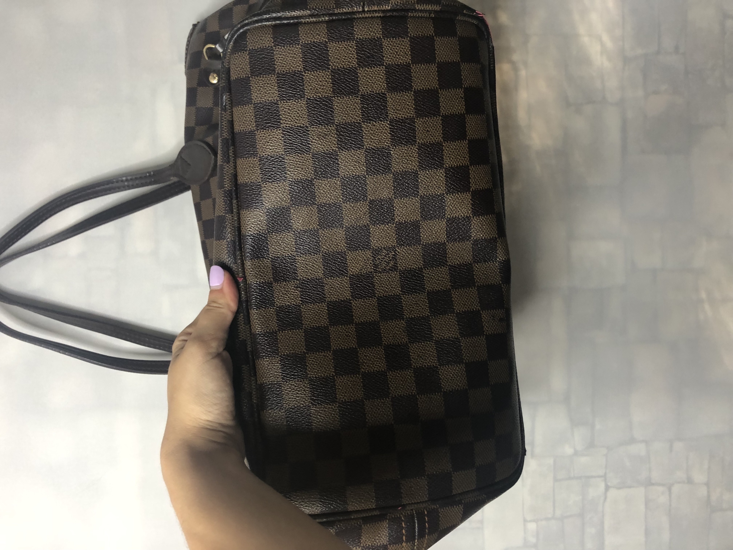 Beżowa torba z logo 'OnTheGo' Louis Vuitton - sklep Pyskaty Zamsz