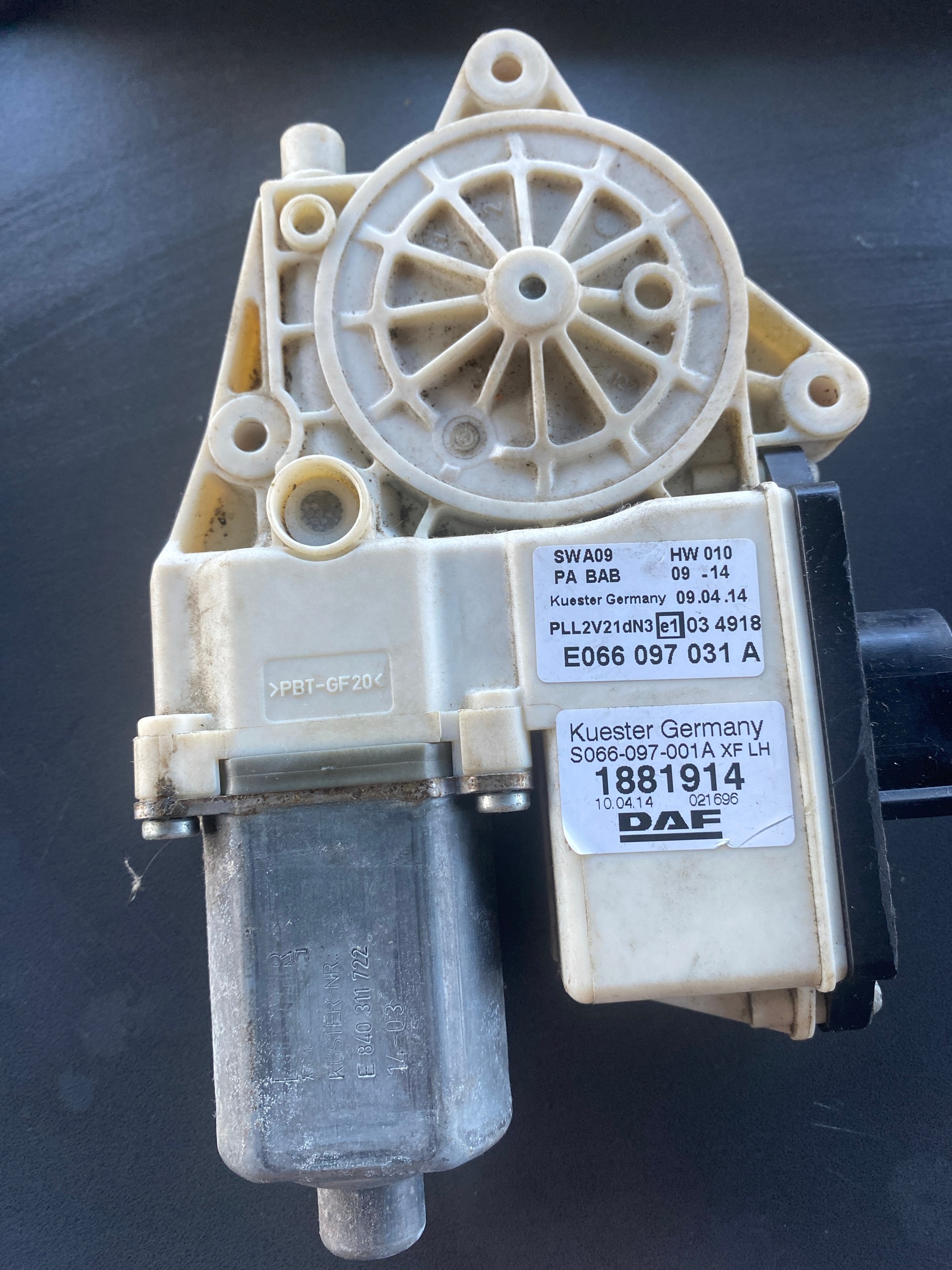 ДВИГУН ПІДЙОМНИКА СКЛА DAF 106 OE 1881914 