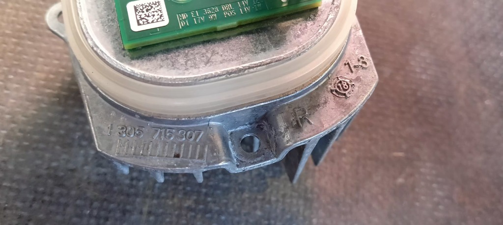 ПЕРЕТВОРЮВАЧ МОДУЛЬ LED (СВІТЛОДІОД) ЇЖАК ПРАВИЙ MERCEDES 166 GLA 305715307 
