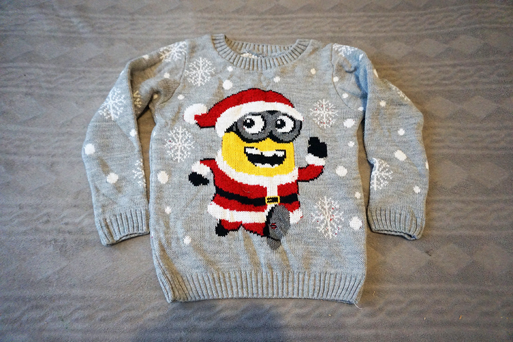Zdjęcie oferty: Sweter świąteczny Minionki, rozmiar 122 cm, wiek 6
