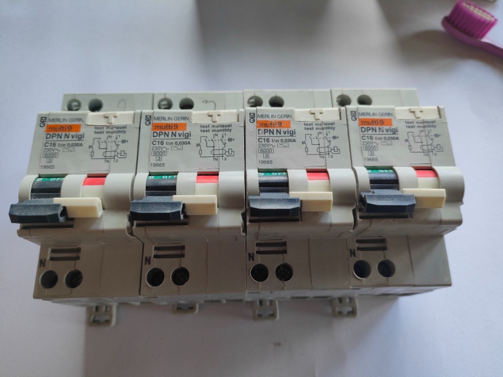 Wyłącznik różnicowoprądowy Merlin Gerin C16 | Nowotna | Kup teraz na ...