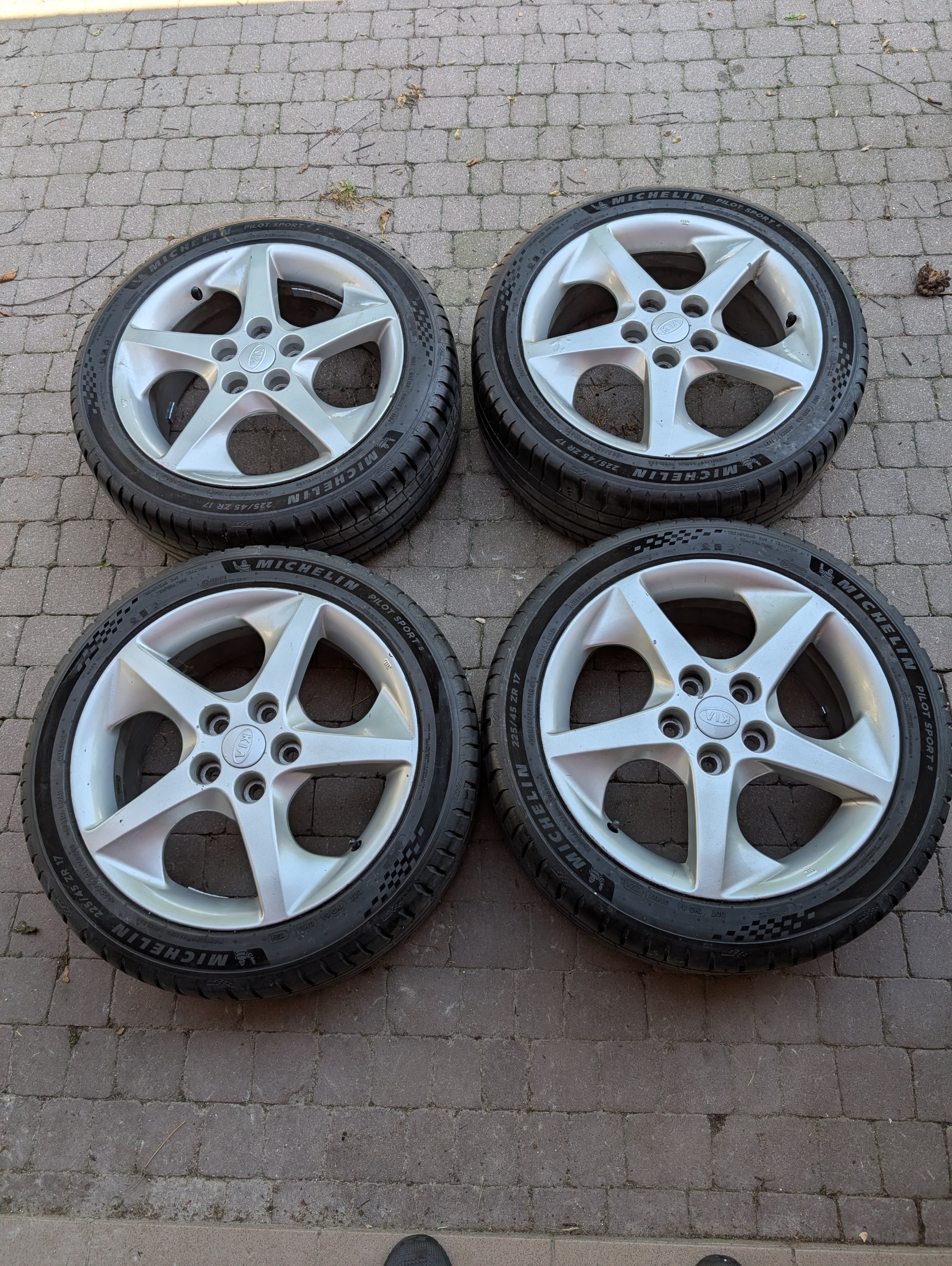 ДИСКИ KIA 7JX17 5X114,3 + ШИНИ MICHELIN ПУЛЬТ SPORT 5 DOT1124 225/45 R17 