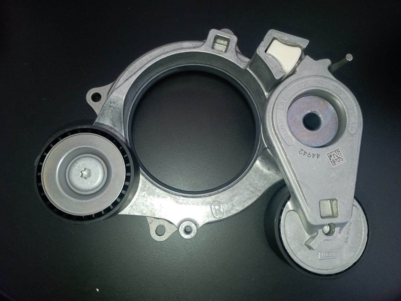 НАТЯГУВАЧ РЕМНЯ ПОЛІКЛИНОВОГО 05E903305G - VOLKSWAGEN, AUDI, ŠKODA, SEAT, 