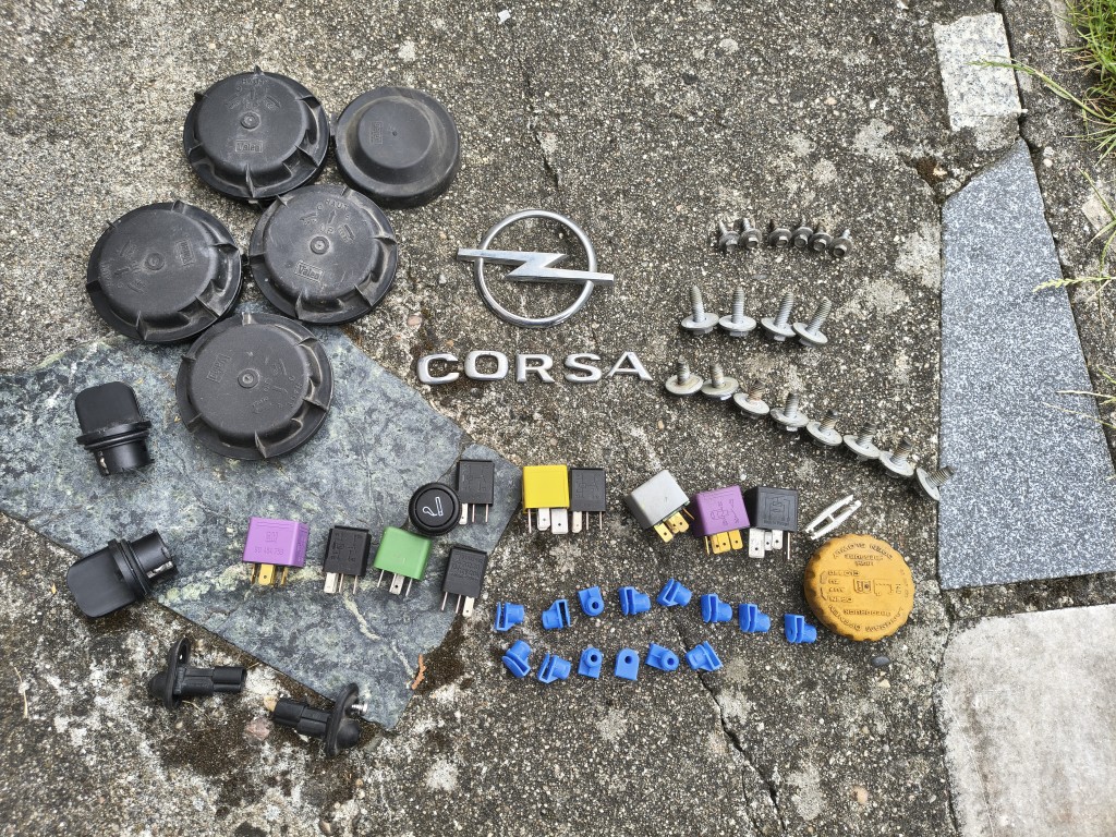ЗАПЧАСТИНИ OPEL CORSA C 1,2 16V 75 KM Z12XE РЕЛЕ КОРОК EMBLEMATY. 