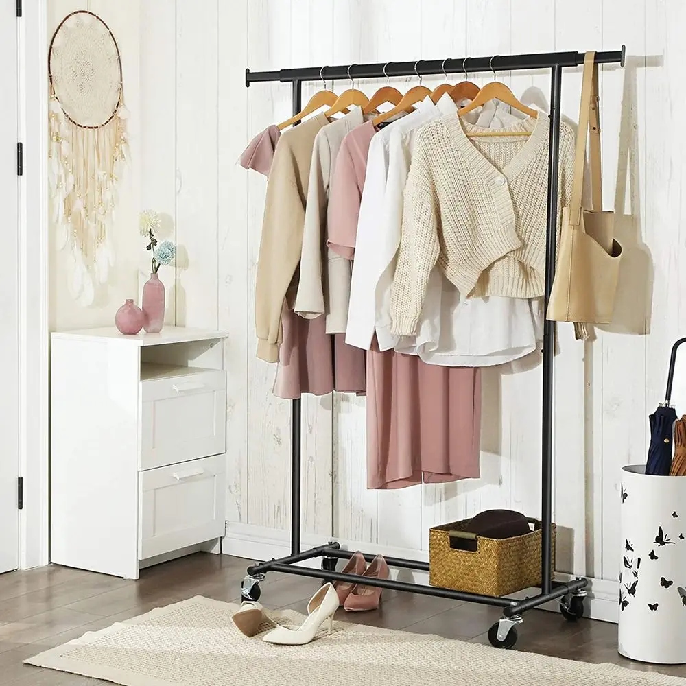 STOJAK METALOWY STOJĄCY UBRANIA WIESZAK WYSUWANY DRĄŻEK NA KÓŁKACH CZARNY Marka Songmics