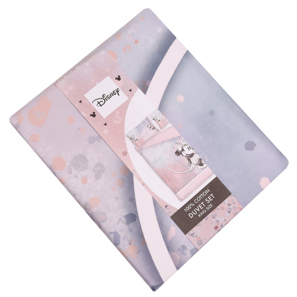 Pat aranjat cu lenjerie Minnie Mouse, perne si pilota, decor camera